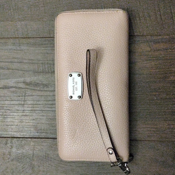 Michael Kors Bi-Fold Zip Wallet Bundle - Picture 2 of 15